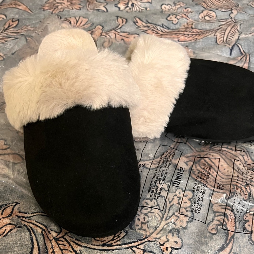 Holister Black Fuzzy Slippers women’s size 7